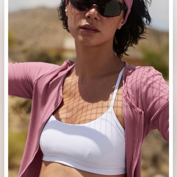 ALO Yoga Airlift Intrigue Bra in White Size Medium - Picture 5 of 8